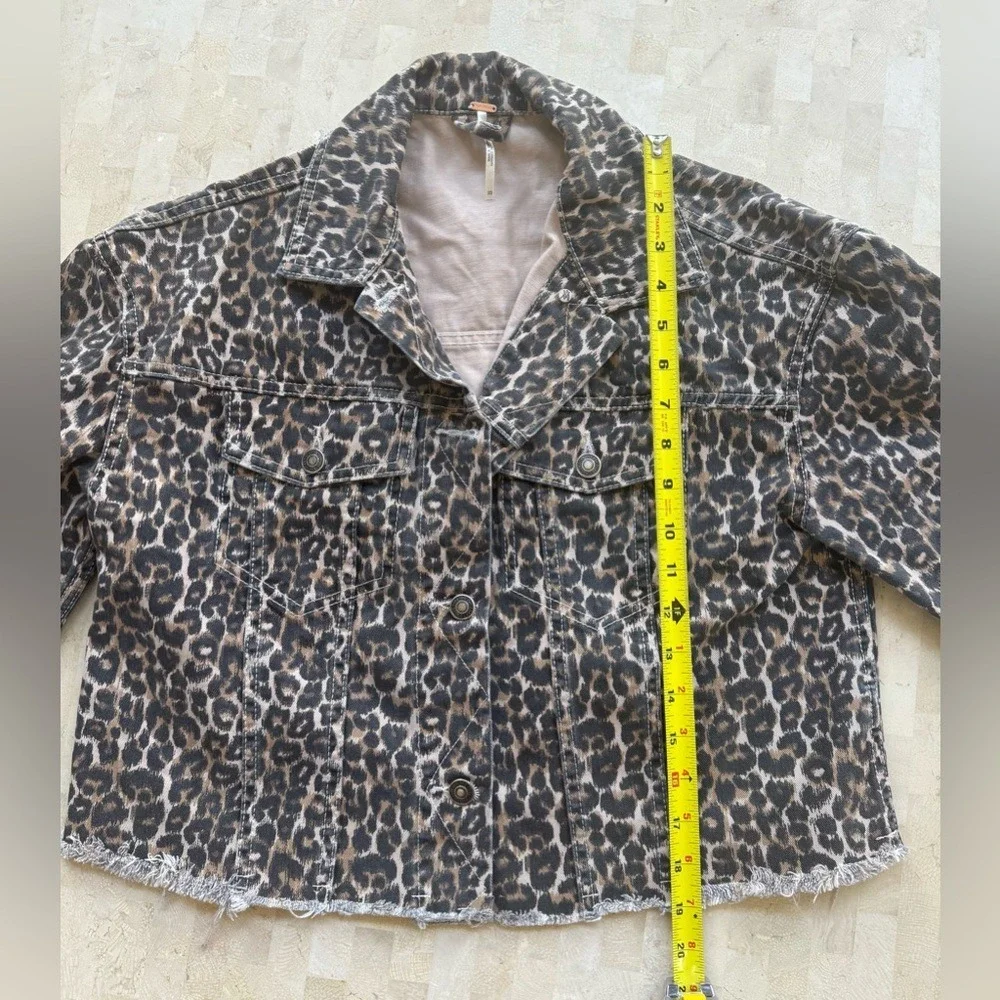 Free People Leopard Print Denim Jacket Raw Hem Button Up Trucker Style Women XS - Picture 6 of 11